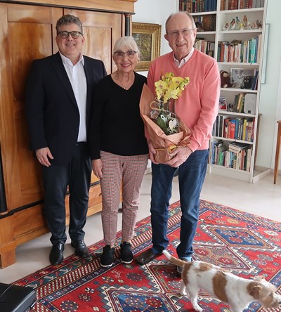 Bürgermeister Ulrich Mönch gratuliert Vera und Norbert Diersch zur Diamantenen Hochzeit.