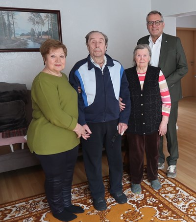 Oberbürgermeister Thomas Feser gratuliert dem Ehepaar Röhrich zur Eisernen Hochzeit – mit dabei Tochter Katharina Kuhn.