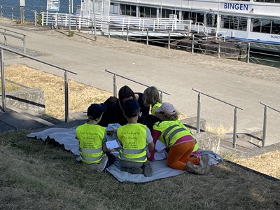 Geschichten und Leckereien unter freiem Himmel - Vorlesepicknick vor dem Museum am Strom