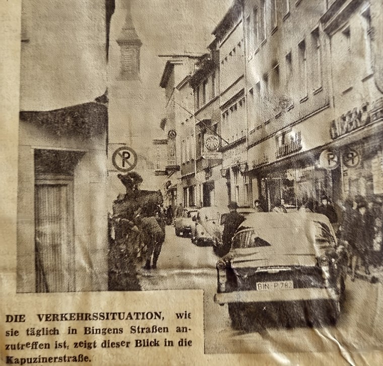 Fußgänger in der Kapuzinerstraße haben nur wenig Platz (1973).