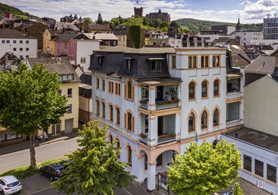 Die Tourist-Info am Rheinkai (im Hintergrund zu sehen: die Burg Klopp)