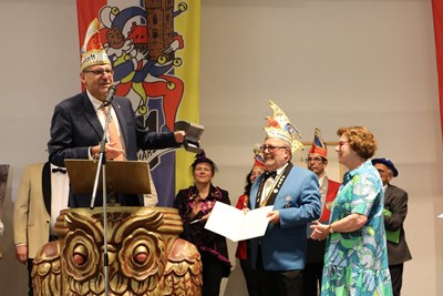 Oberbürgermeister Thomas Feser (in der Bütt) überreicht das Stadtsiegel an Wolfgang Heinz.
