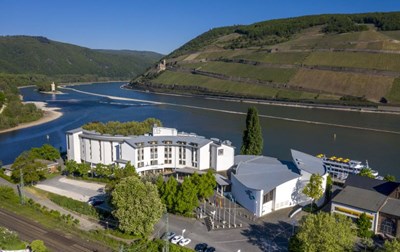 Das Rheintal-Kongress-Zentrum (rechts im Bild) und das NH-Hotel vor der einmaligen Kulisse des Mittelrheintals