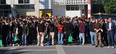 Oberbürgermeister Thomas Feser (re.) mit den Erstsemestern auf dem Büdesheimer Campus.
