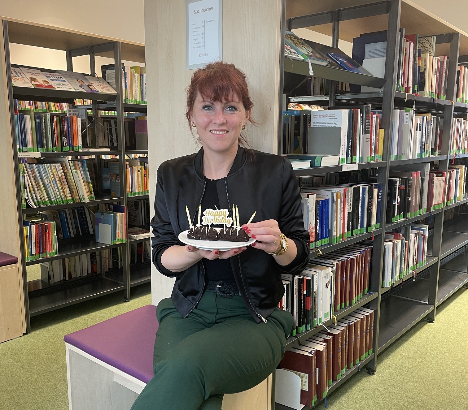 Büchereileiterin Julia Löffler lädt alle interessierten Bürgerinnen und Bürger sowie alle Bücherei³-Freunde zum 5. Bücherei-Geburtstag und zur Übergabe des Kunstförderpreises ein.