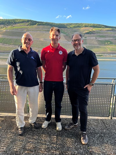 Sportdezernent Sebastian Hamann gratulierte dem Bingen Ruderer Max Brückelmeier zu seinem Erfolg bei der U19-WM.