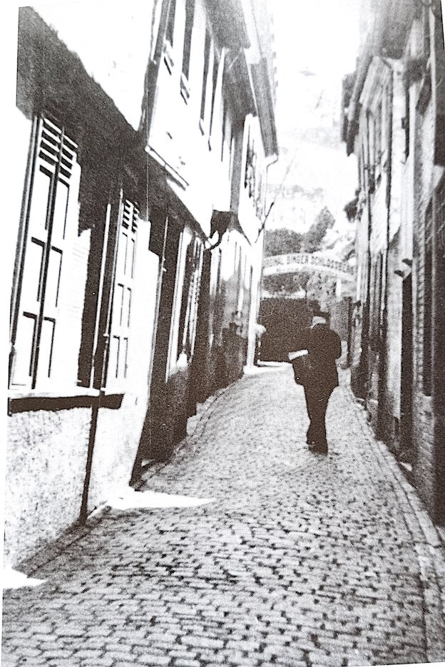 Paradiesgässchen vor 1945. Das Foto ist wahrscheinlich Ende der 1930er Jahre aufgenommen worden.