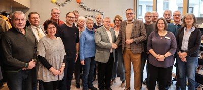 Oberbürgermeister Thomas Feser gratuliert im Beisein des neu gewählten Seniorenbeirates sowie des Beigeordneten Sebastian Hamann, von Amtsleiter Ralf Klingler und Jessica Haas vom Seniorenbüro der Stadt dem wiedergewählten Vorsitzenden Jürgen Domann.