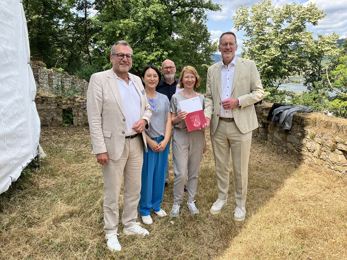 (v.l.n.r.) Oberbürgermeister Thomas Feser, Alexandra Fischer-Raabe, Leiterin Kulturzentrum Villa Sachsen, Architekt Hubertus Jäckel, Carola de Decker, Generalsekretärin der Soka Gakkai in Deutschland und Minister Michael Ebling bei der Bescheidübergabe.