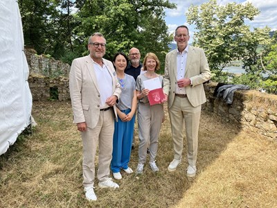(v.l.n.r.) Oberbürgermeister Thomas Feser, Alexandra Fischer-Raabe, Leiterin Kulturzentrum Villa Sachsen, Architekt Hubertus Jäckel, Carola de Decker, Generalsekretärin der Soka Gakkai in Deutschland und Minister Michael Ebling bei der Bescheidübergabe.