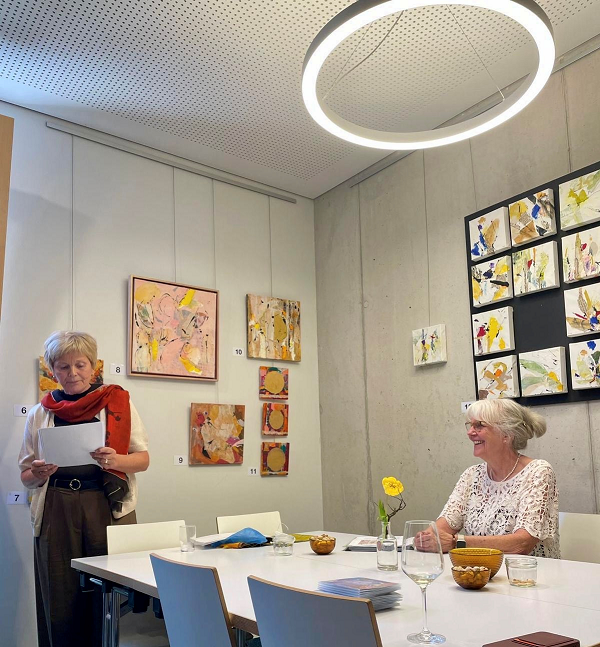 Literarische Impulse zur Kunst: Dr. Anette Degott (li.) und Gisela Klippel bei der Vernissage in der Bücherei³.