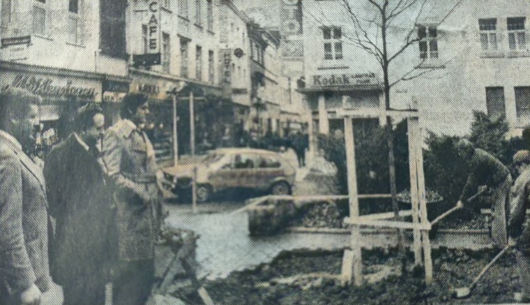 An der Ecke Kapuzinerstraße / Laurenzigasse werden 1976 Bäume gepflanzt.