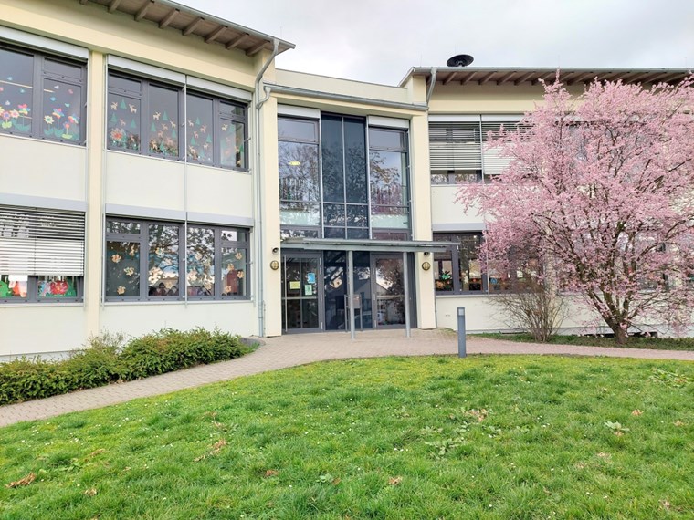 Schulgebäude – Eingang