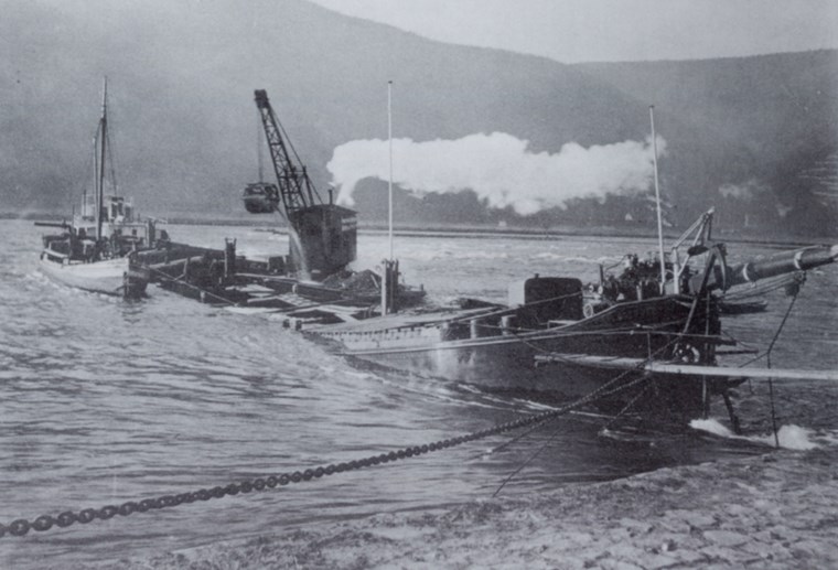 Wie gefährlich diese Engstelle für die Rheinschifffahrt noch zu Beginn des 20. Jahrhunderts war, zeigt diese Aufnahme des 1916 havarierten Frachtschiffs „Gottvertrauen“