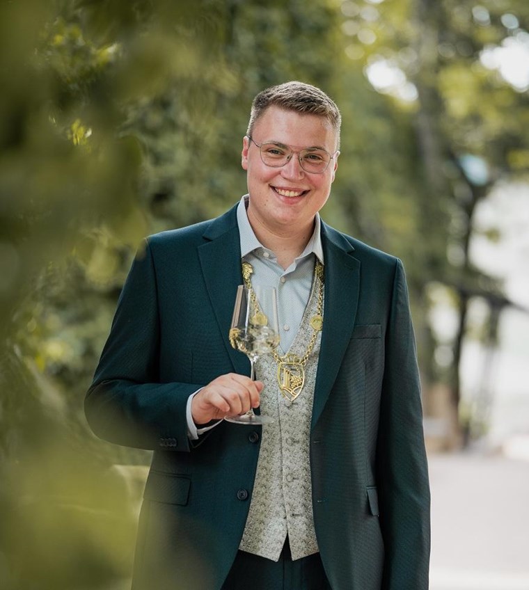 Der Binger Weinkönig Lars-Mika Marxen.