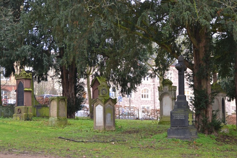 Der Alte Binger Friedhof an der Rochusallee/Holzhauserstraße.