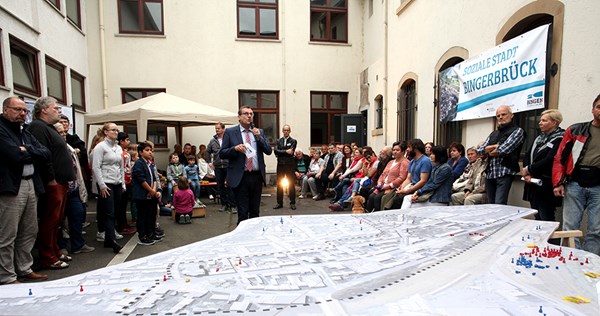 Oberbürgermeister Thomas Feser (Mitte) eröffnet die Veranstaltung am Stadtteilmodell.