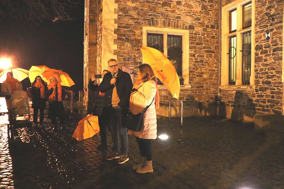 Oberbürgermeister Thomas Feser und die Gleichstellungsbeauftragte Elisabeth Gräff unterstützen den „Orange Day“.