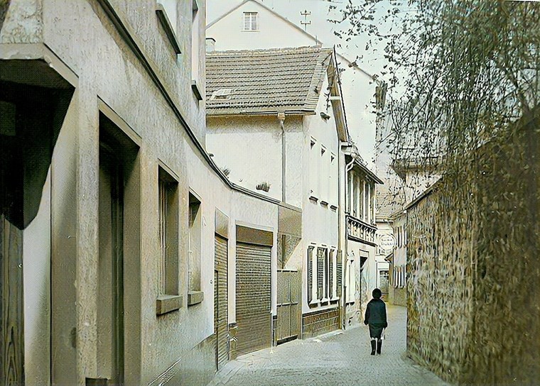 Das "Anwesen Frosch" in der Kaufhausgasse, 1966.