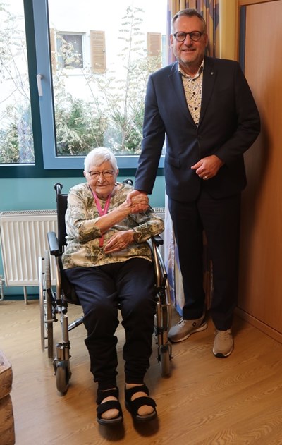 Oberbürgermeister Thomas Feser überbrachte Katharina Joras die besten Glückwünsche.