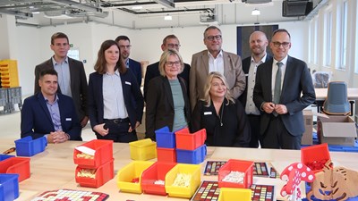 Oberbürgermeister Thomas Feser (hintere Reihe, 3. v. re.) bei der offiziellen Einweihung der Zoar-Werkstätten.