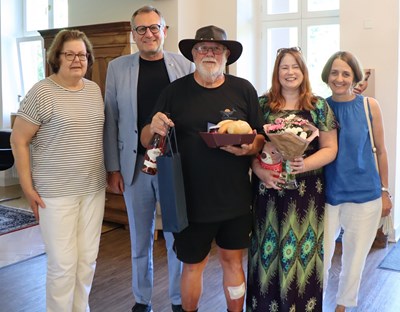 Förderin und Heilpraktikerin Stephanie Dreyer, OB Thomas Feser, Anton Bellroth, Sonja Fehling und Marielle Becker (v. l.) bei der Begrüßung.