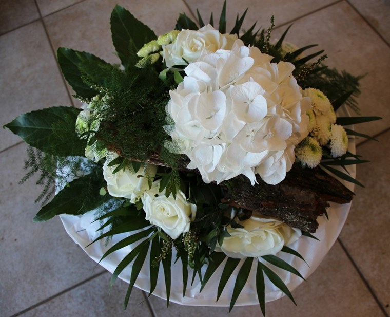 Strauß in weiß mit Hortensie und Rosen