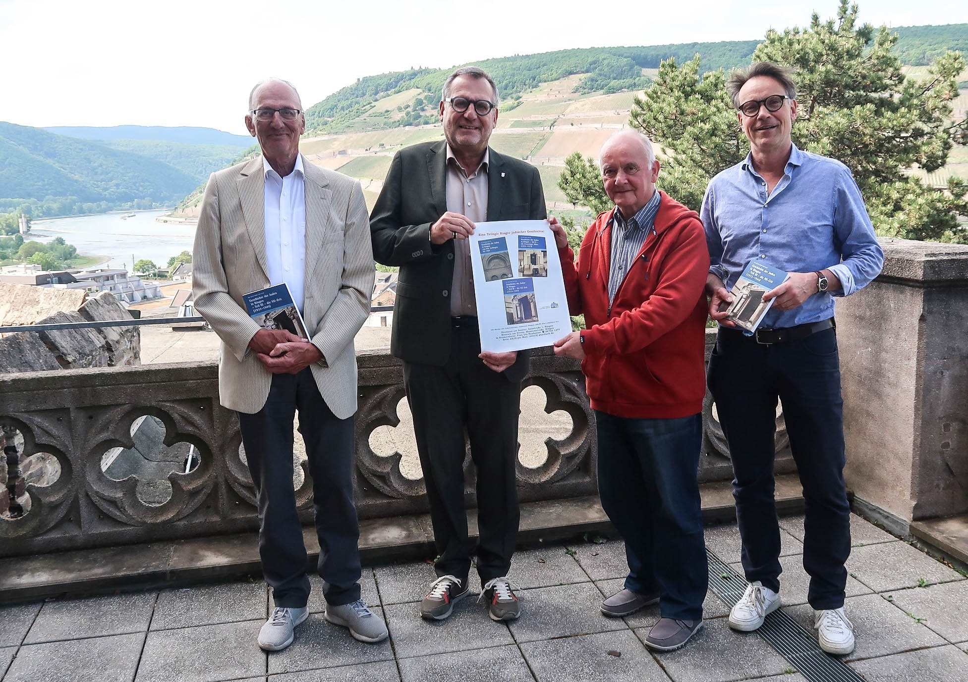 Dr. Hans-Josef von Eyss, Oberbürgermeister Thomas Feser, Hermann-Josef Gundlach und Kulturamtsleiter Dr. Matthias Schmandt (v. l.) bei der Buchübergabe.
