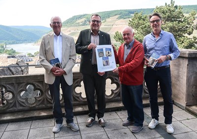 Dr. Hans-Josef von Eyss, Oberbürgermeister Thomas Feser, Hermann-Josef Gundlach und Kulturamtsleiter Dr. Matthias Schmandt (v. l.) bei der Buchübergabe.