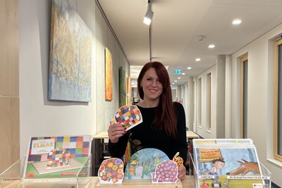 Julia Löffler präsentiert die Erzählschiene mit Figuren zu dem Kinderbuchklassiker Elmar