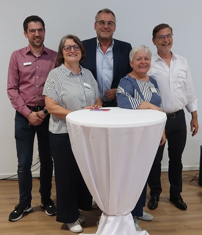 Beim Tag der offenen Tür im „Haus der Perspektiven“ (v. l.): Lars Maurer (Zoar), Christiane Sieben (Caritas), Oberbürgermeister Thomas Feser, Maria José Lafuente López-Seiter (vhs) und vhs-Leiter René Nohr.