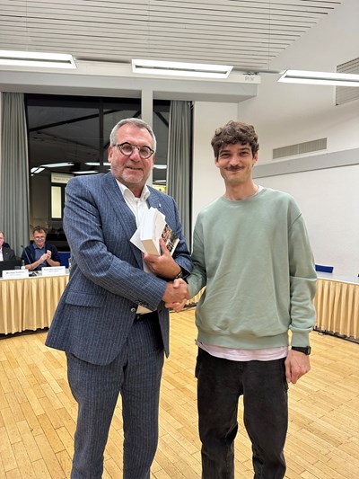 Oberbürgermeister Thomas Feser (l.) hieß das neue Stadtratsmitglied Tim Lamoth willkommen.