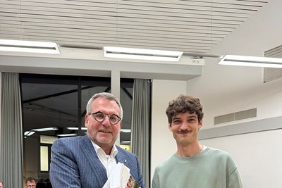 Oberbürgermeister Thomas Feser (l.) hieß das neue Stadtratsmitglied Tim Lamoth willkommen. Oberbürgermeister Thomas Feser (l.) hieß das neue Stadtratsmitglied Tim Lamoth willkommen.