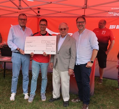 Oberbürgermeister Thomas Feser, SSV-Vorsitzender Matthias Müller, Ehrenbürger und SSV-Gründungsmitglied Kuno Pieroth sowie der Beigeordnete Sebastian Hamann (vorne, v. li.) beim Sommerfest des SSV.