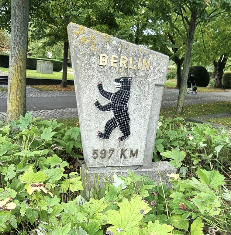 Der Berliner Meilenstein am Binger Rheinufer.