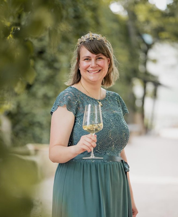 Die Binger Weinprinzession Fiona Szabo.