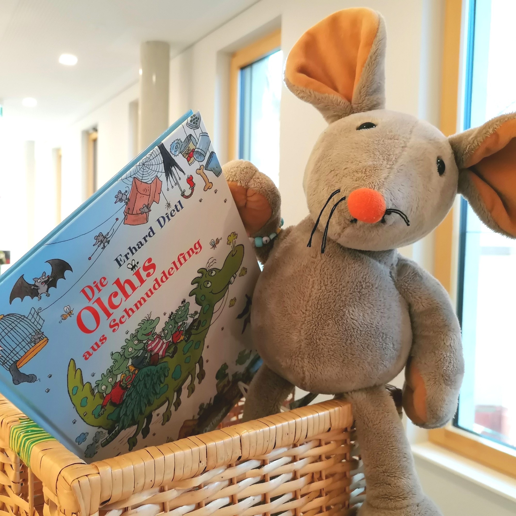 Bini-Maus freut sich auf die nächste Vorlesestunde.