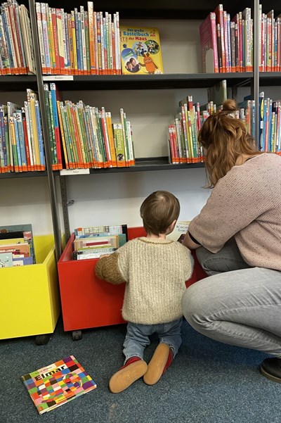 Mit dem Flohzirkus in der Bücherei gibt es nun ein Angebot zur frühen Sprach- und Leseförderung für Kleinkinder.