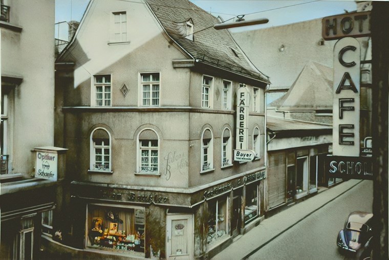 Wo früher die Kapuzinerstraße 9 war ist heute eine Grünfläche.