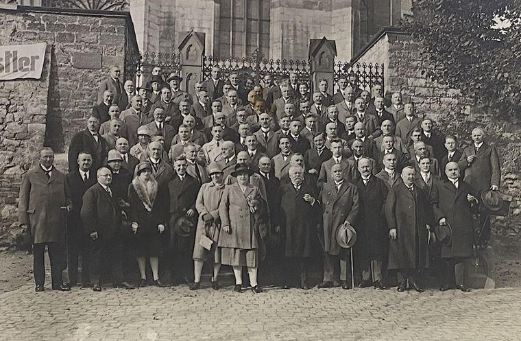 Mitarbeiter des Binger Landratsamts 1936 bei einem Ausflug nach Oppenheim. Im Hintergrund ist die Katharinenkirche erkennbar.
