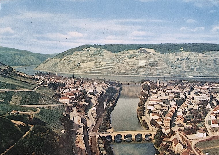 Auf dem Foto von 1958 kann man die im Bau befindliche neue Straßenführung der B9 erkennen.