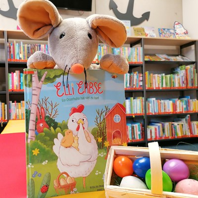 Bini-Maus freut sich auf die Oster-Vorlesestunde.