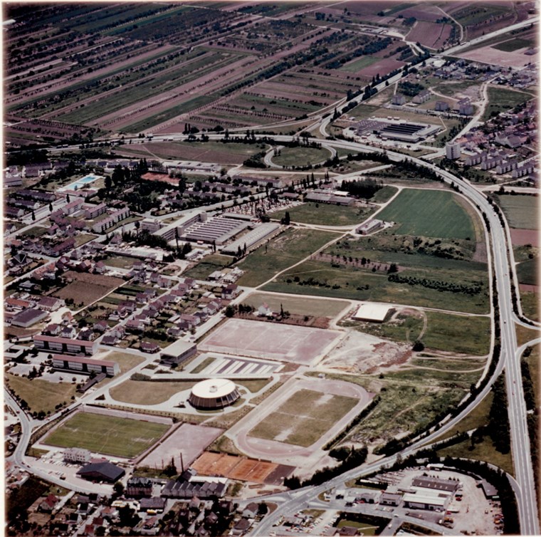 Die ältere Luftbildaufnahme zeigt Büdesheim aus einem ungewohnten Blickwinkel