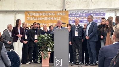 Abschließend stellten sich die Verantwortlichen der Triennale zum Gruppenbild. Mit dabei: Maria Gleichmann-Pieroth (2. v. li.) Kuno Piroth (am Rednerpult) und der Binger Oberbürgermeister Thomas Feser (vorne, blauer Anzug).