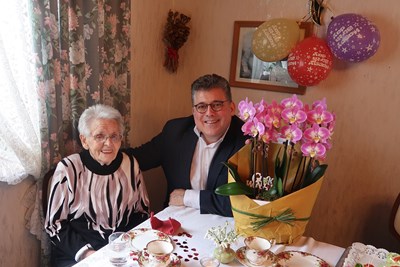 Bürgermeister Ulrich Mönch gratuliert seiner ehemaligen Grundschullehrerin Margaretha Tasch zum 100. Geburtstag