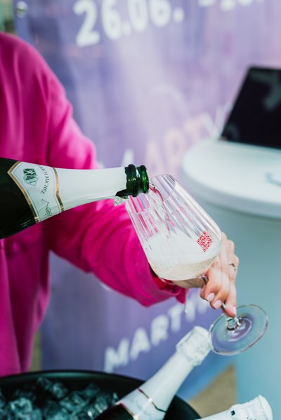 Zu der Führung gibt es ein Glas Wein.