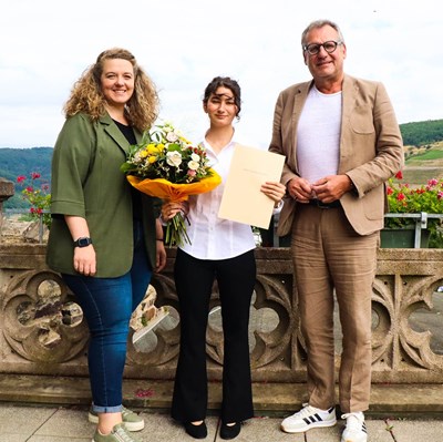 Ausbildungsleiterin Nina Heinz und Oberbürgermeister Thomas Feser wünschen Elif Burak alles Gute für ihre Ausbildung.