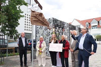 Werner Velten (SPD), Ursula Hartmann-Graham (Vorstand Bürgertreff Büdesheim), Diana Franke, Seppel Götze, Michael Porr und Oberbürgermeister Thomas Feser (v. li.) bei der Enthüllung des Schildes.