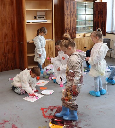 „Action Painting“ im Ferienprogramm.