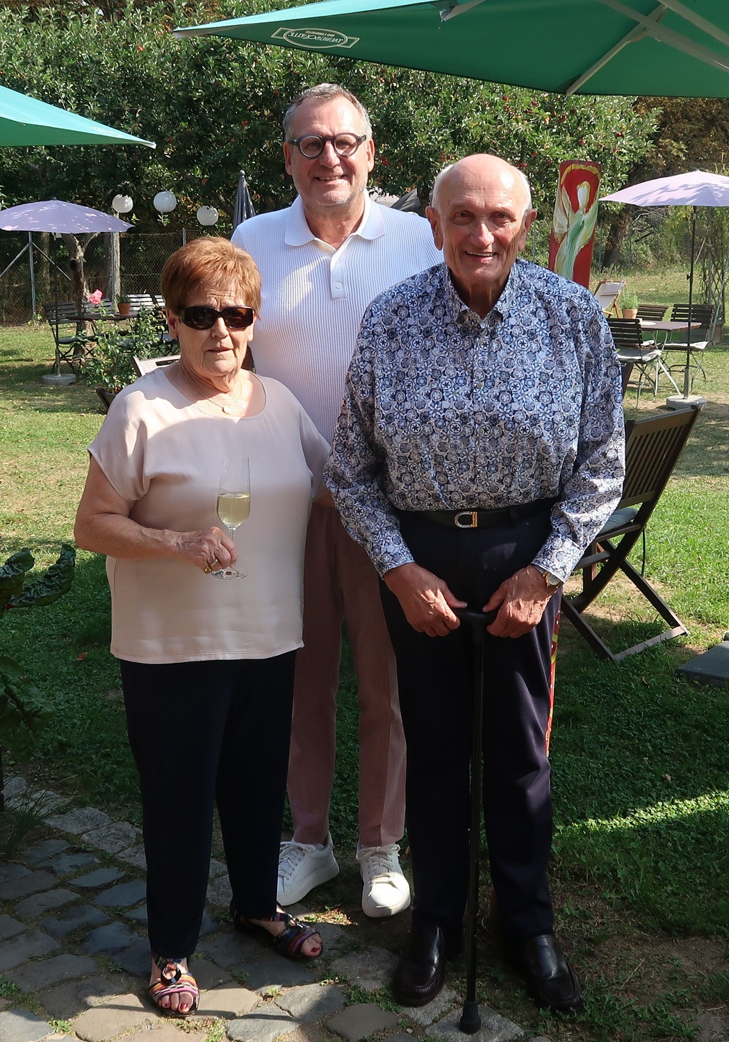 Oberbürgermeister Thomas Feser gratuliert dem Ehepaar Gerber zur Diamantenen Hochzeit.